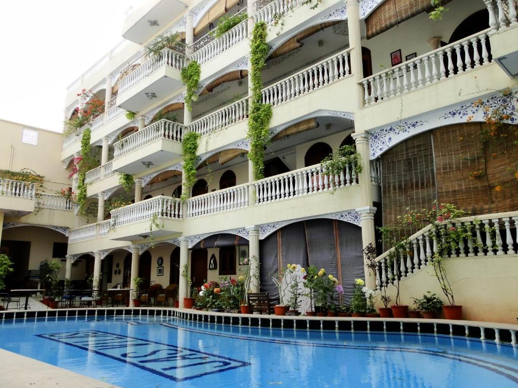 斋浦尔贾斯维拉斯酒店的大楼前设有游泳池的酒店