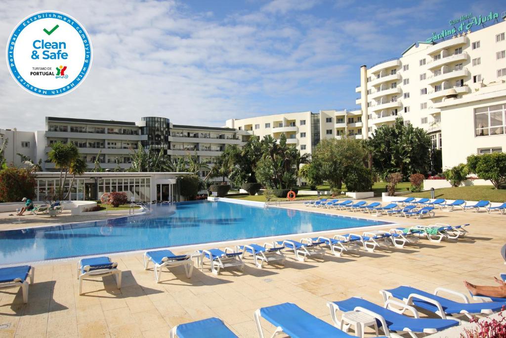 丰沙尔阿约达花园套房酒店的一个带躺椅的游泳池和一间酒店