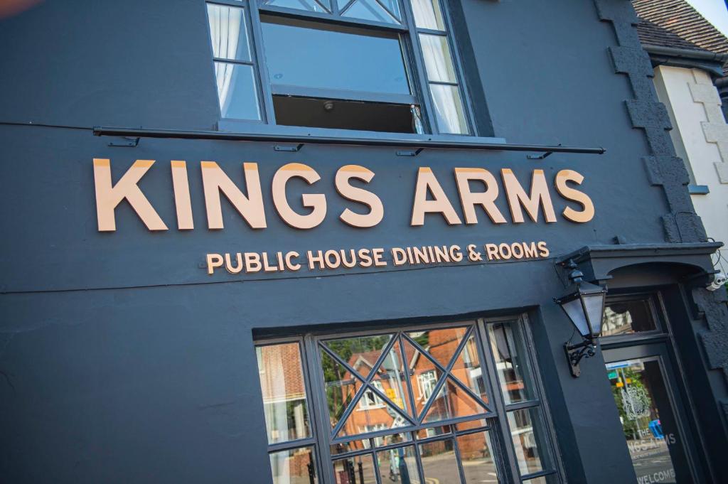 斯丹斯达蒙费雪特Kings Arms Hotel的国王武器公共食堂和客房的标志