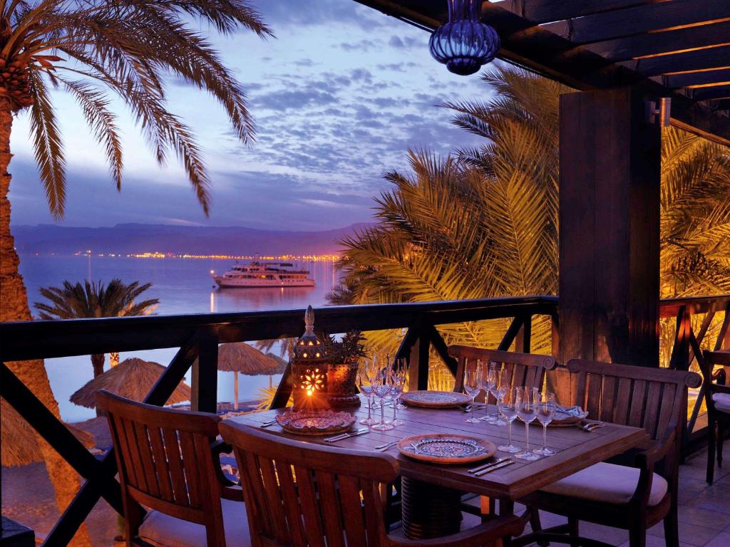 亚喀巴亚喀巴莫温匹克度假公寓的海景阳台上的桌子