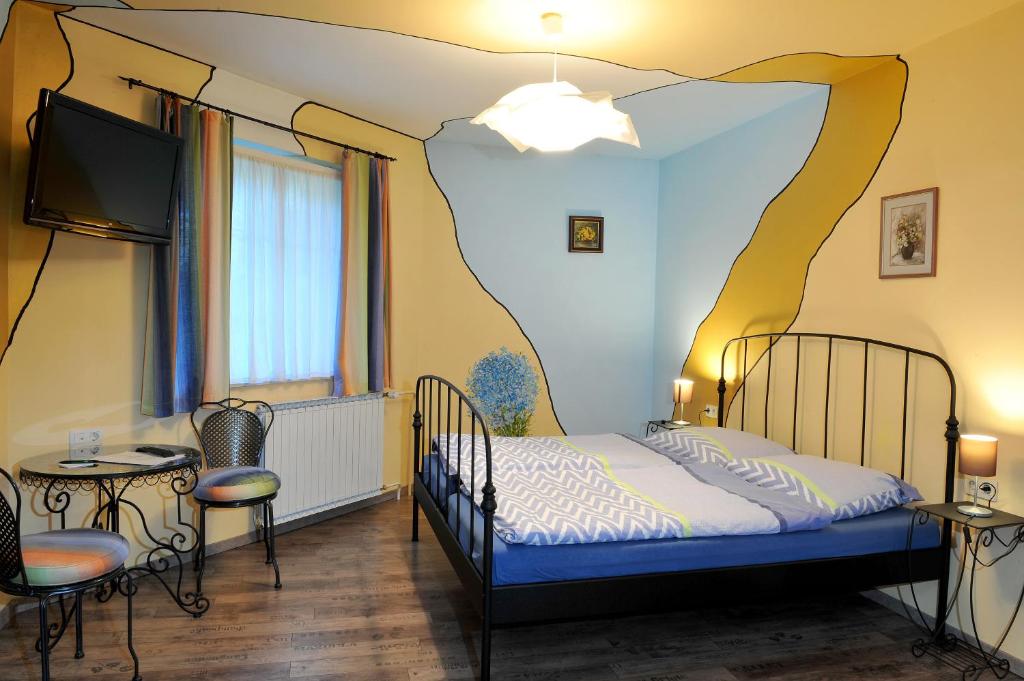 PrevaljeGostilna in Prenočišča Brančurnik的一间带两张床和电视的卧室
