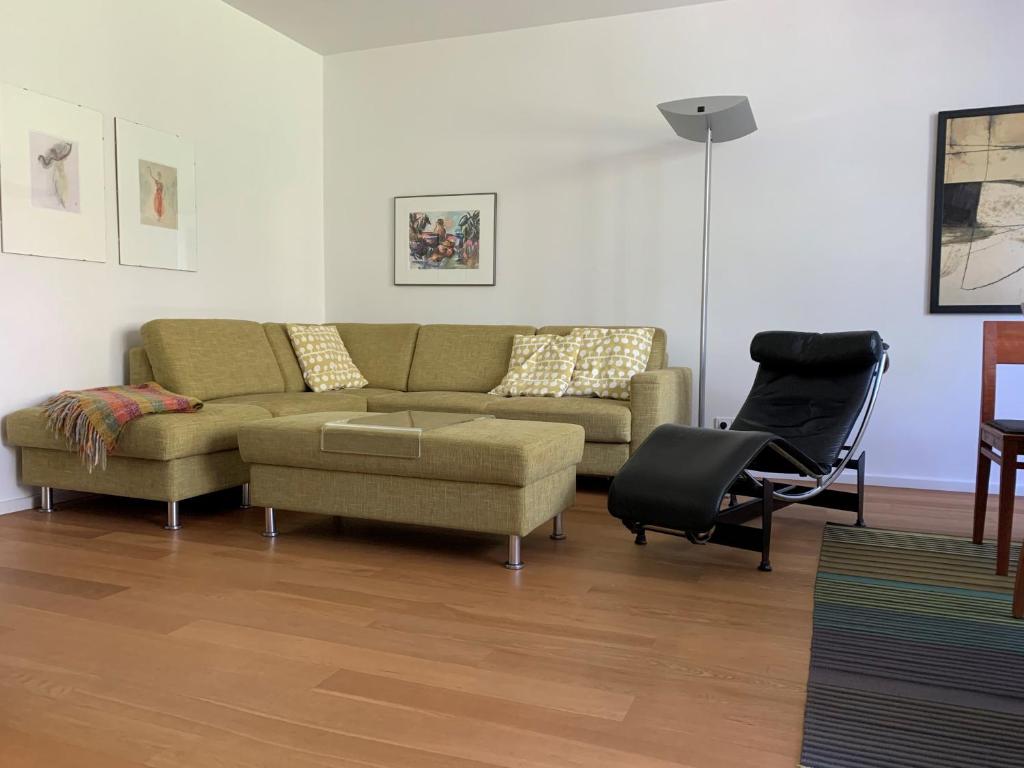 雷根斯堡F80-Die FEINE Ferienwohnung的客厅配有沙发和椅子