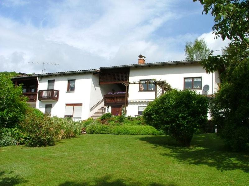 博伦多夫Ferienwohnung Haus Bonny, Bollendorf的前面有草坪的大白色房子