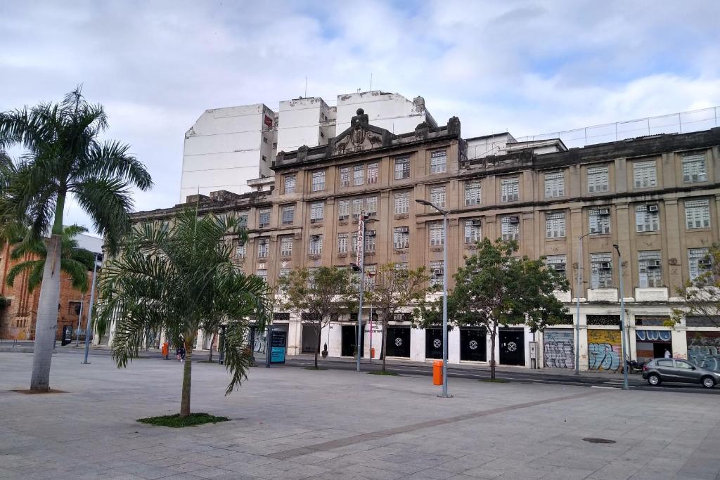 里约热内卢Hotel Barão De Tefé的一座大建筑,前面有棕榈树