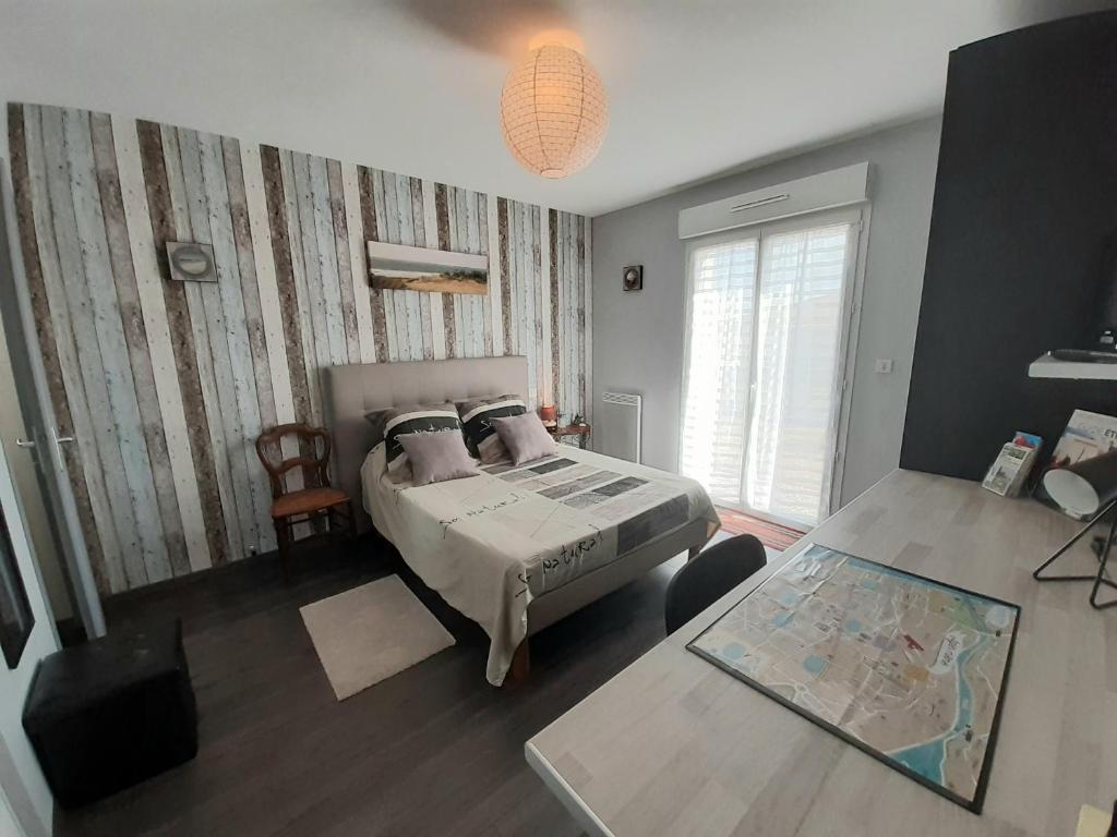 BraxChambre d'hôtes Les Joncs的一间卧室配有一张床和一张桌子