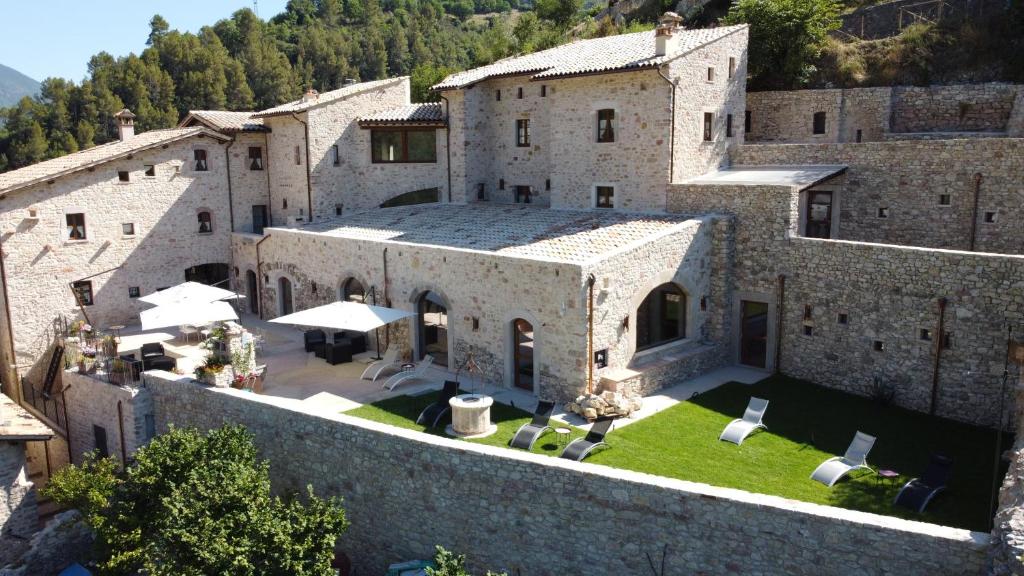 施吉诺Torre Del Nera Albergo diffuso & Spa的享有大型石头建筑的空中景致