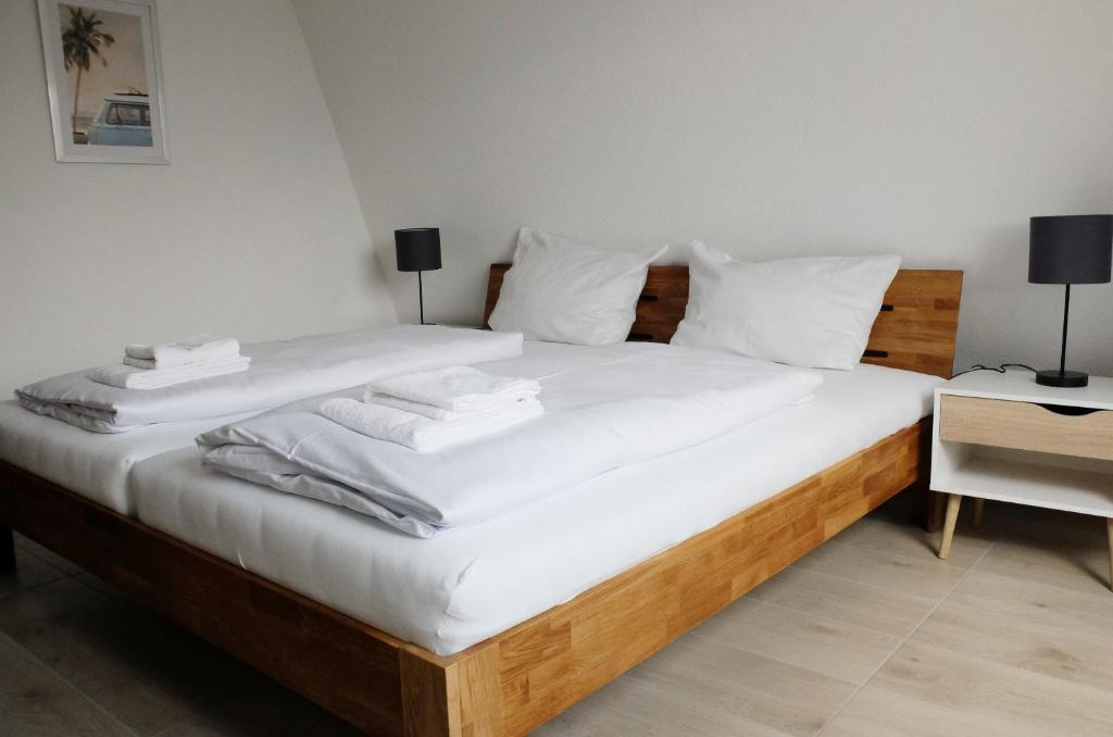 文尼希森卡林贝格霍夫酒店的一间卧室配有带白色床单和毛巾的床。