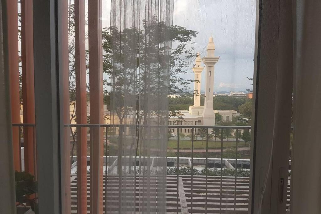 莎阿南Private studio at Bukit Jelutong的享有大楼景致的窗户
