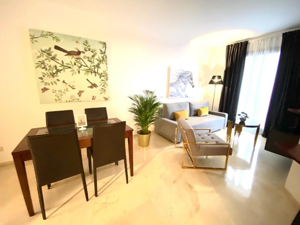 塞维利亚Portico Sevilla的客厅配有餐桌和沙发