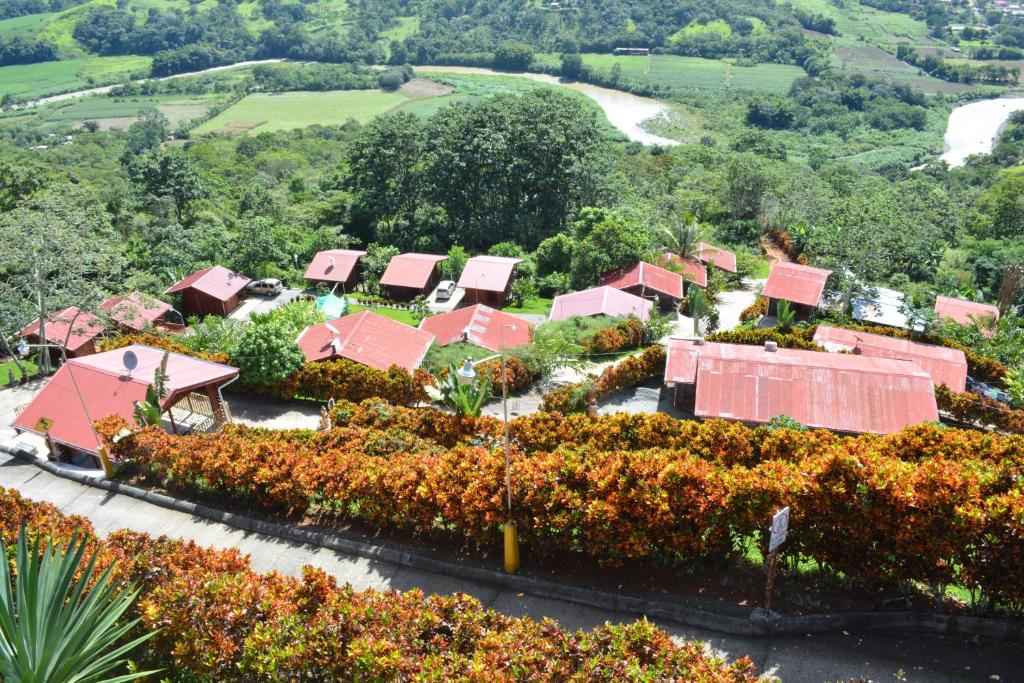 圣伊西德罗Valle Encantado的享有树木和建筑的度假村的空中景致