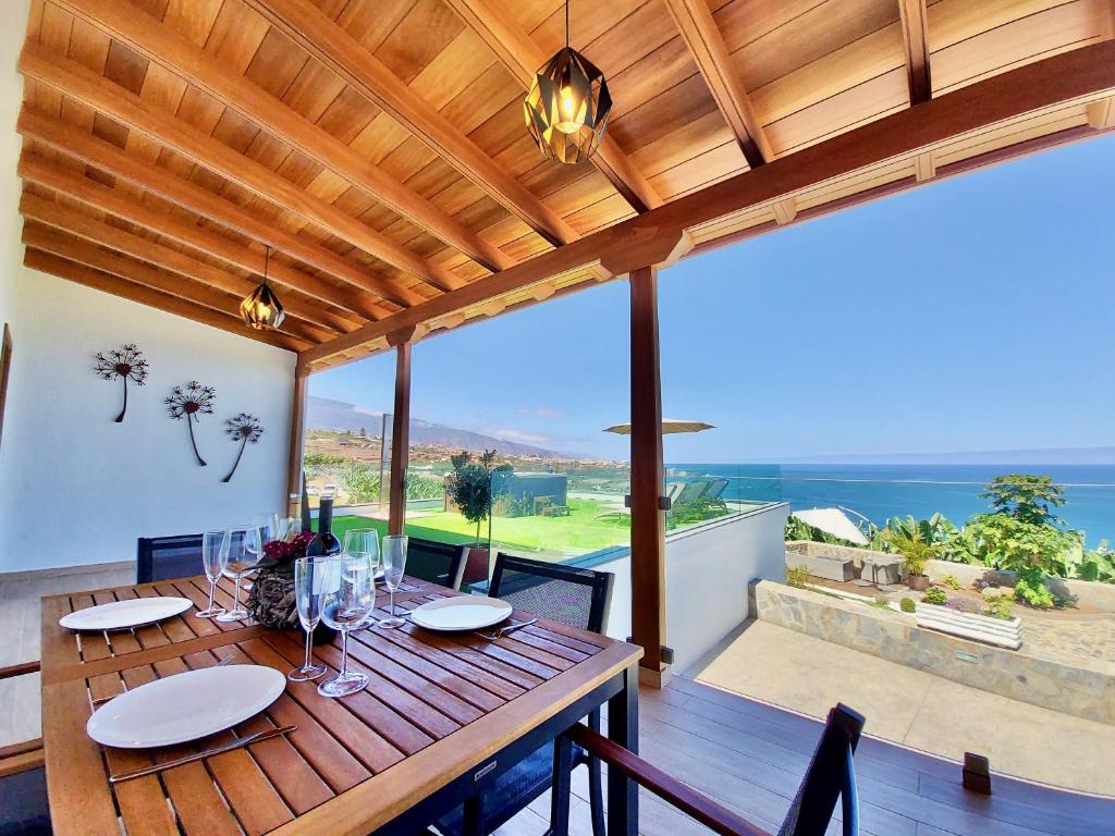 拉奥罗塔瓦Papaya Paradise的一间设有桌子的海景用餐室