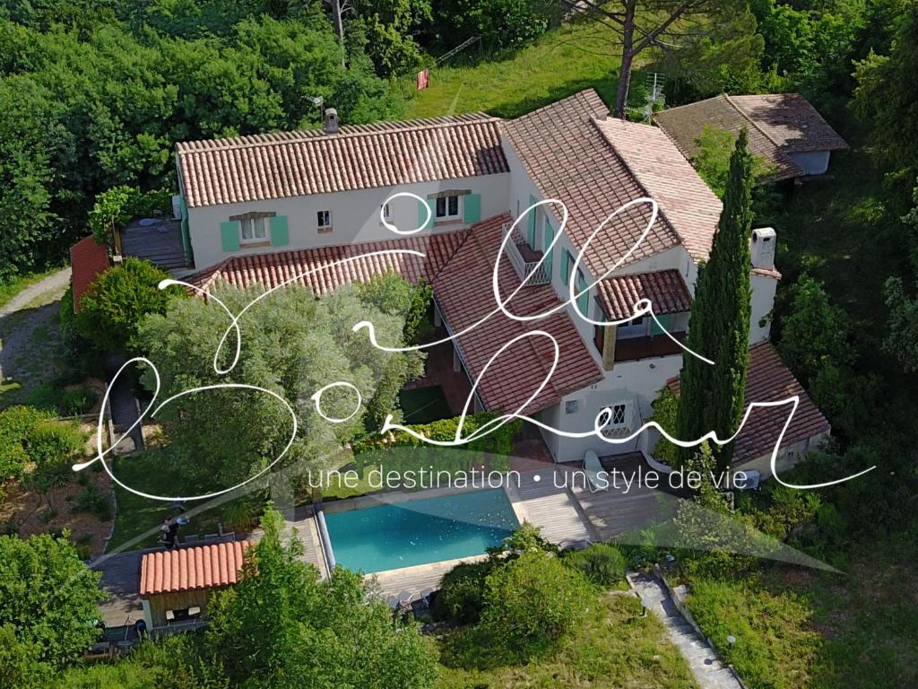 塞雷Villa Bonheur Vallespir的享有带游泳池的房屋的空中景致