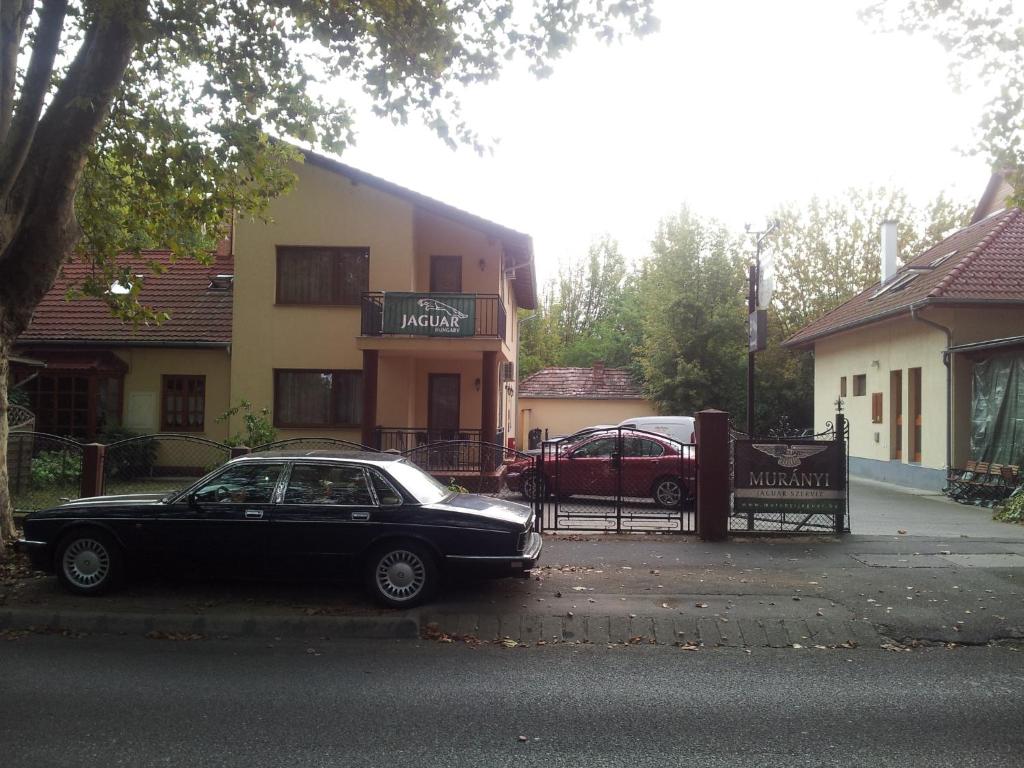 希欧福克巴拉顿湖公寓式酒店旅馆的停在房子前面的一辆黑色汽车