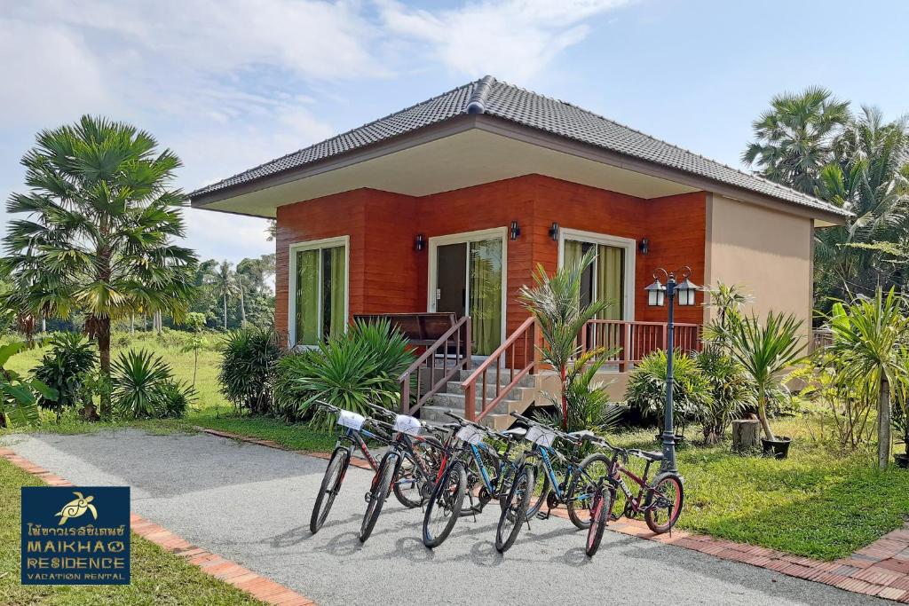 迈考海滩迈考度假屋的停在房子前面的一群自行车