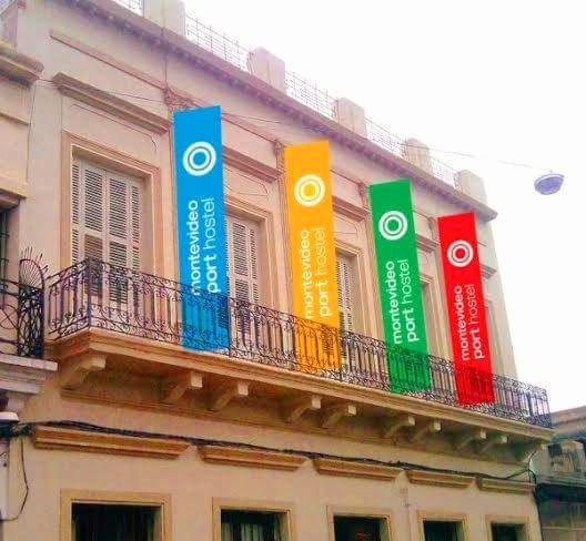 蒙得维的亚Montevideo Port Hostel的建筑物的侧面有色彩斑 ⁇ 的标志