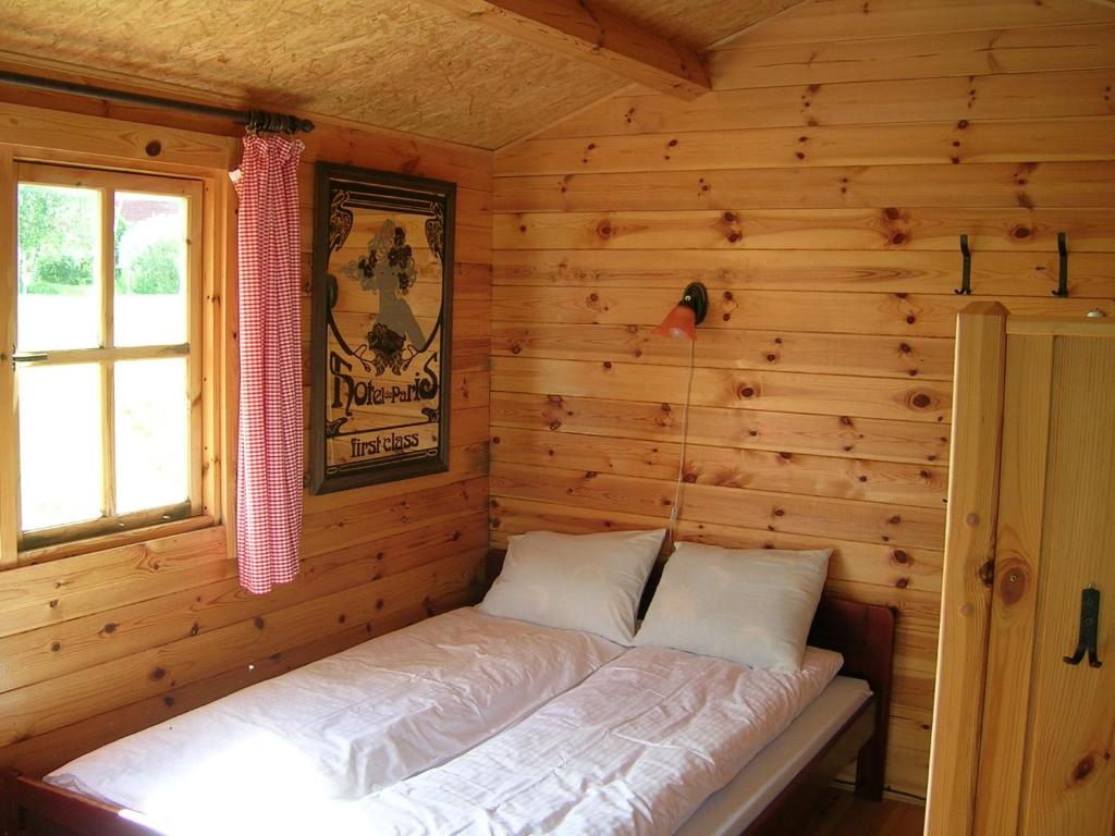Myza IgasteChalet的小木屋内的一张床位,设有窗户