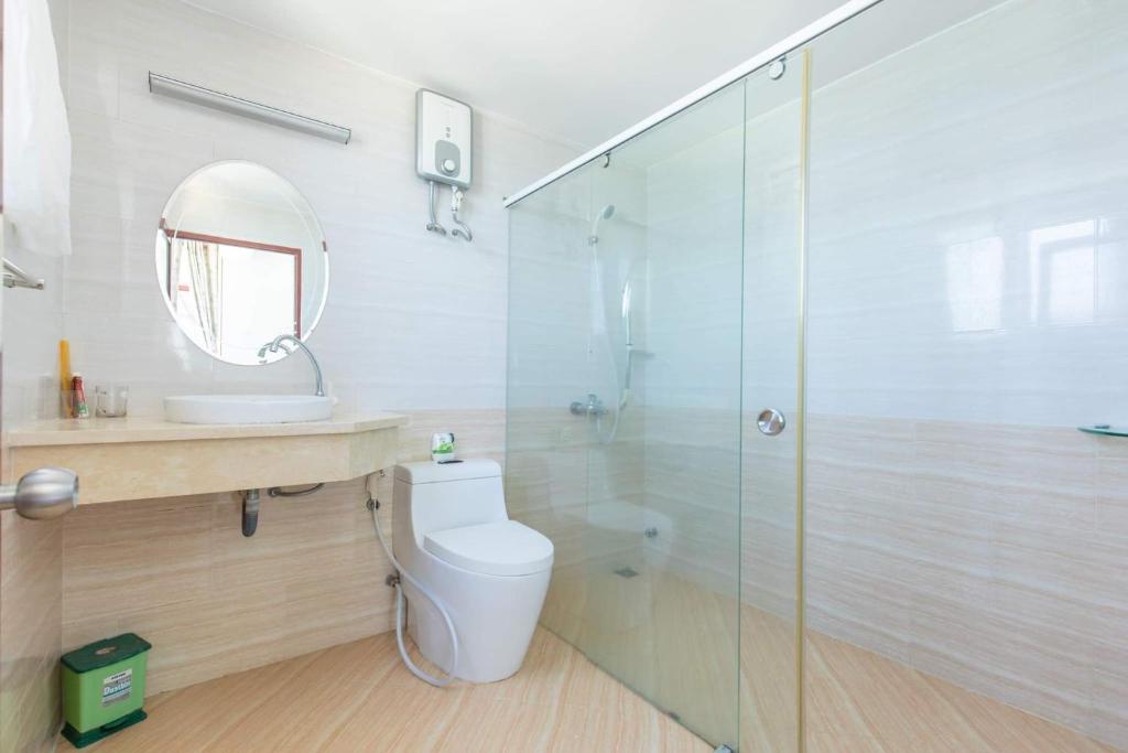 头顿Căn hộ Sơn Thịnh - Homestay的一间带卫生间和玻璃淋浴间的浴室