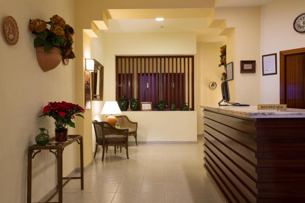 科尔多瓦里维埃拉酒店的客厅配有柜台和桌椅