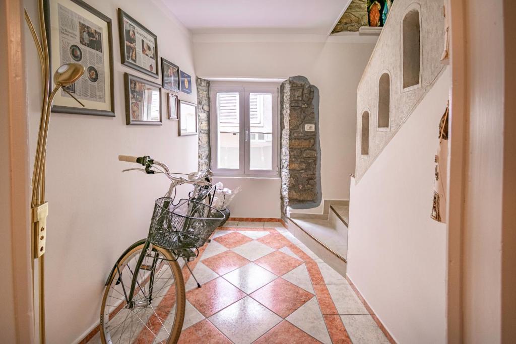皮兰多纳泰拉住宿加早餐旅馆的一辆自行车停在走廊上,铺着瓷砖地板