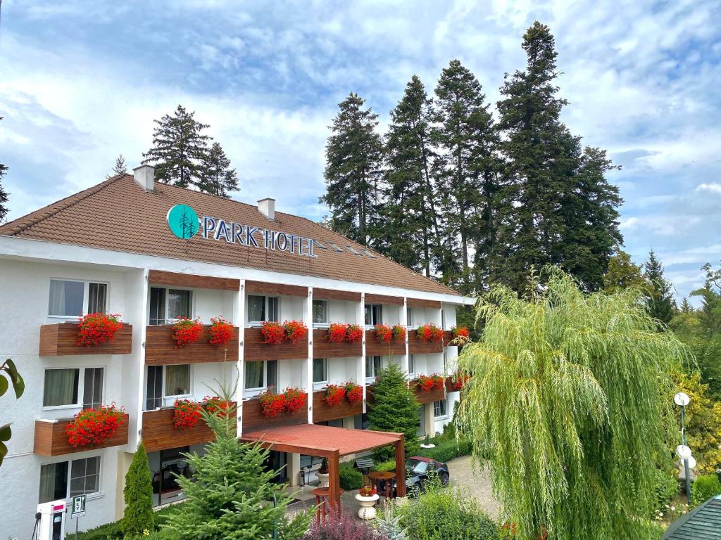 圣格奥尔基Hotel Park Sfantu Gheorghe的一家有读度假旅馆标志的酒店
