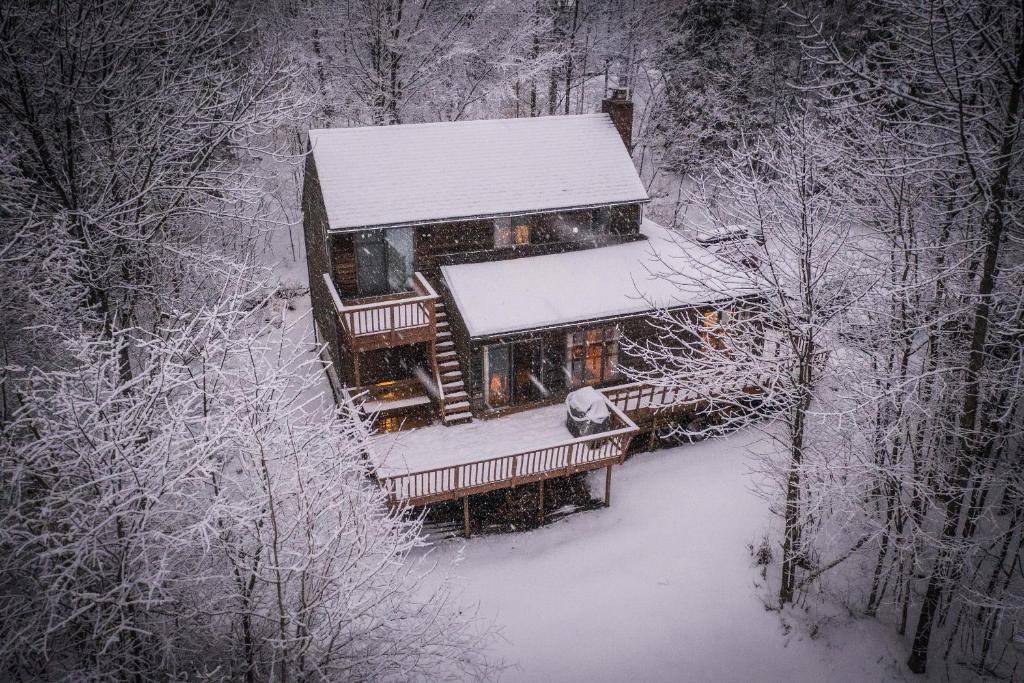 斯托Quaint Stowe Cabin的雪覆盖的房子的空中景色