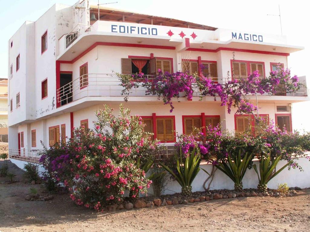 Tarrafal埃迪菲西奥魔幻酒店的前面有鲜花的白色建筑
