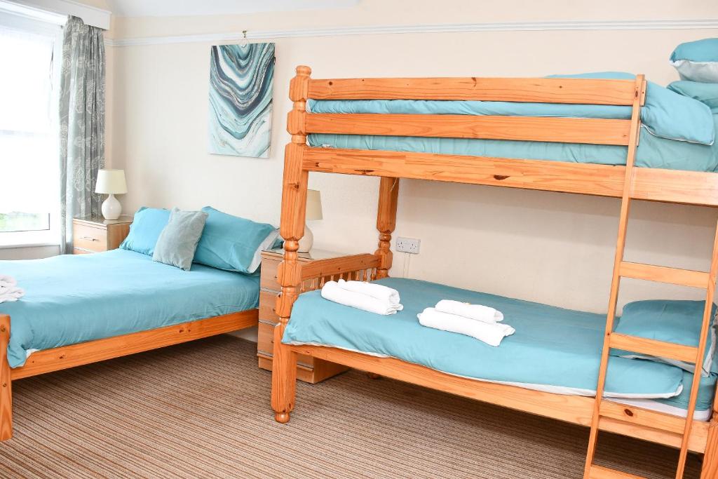 特鲁罗唐宁顿旅馆的一间卧室设有两张双层床和梯子