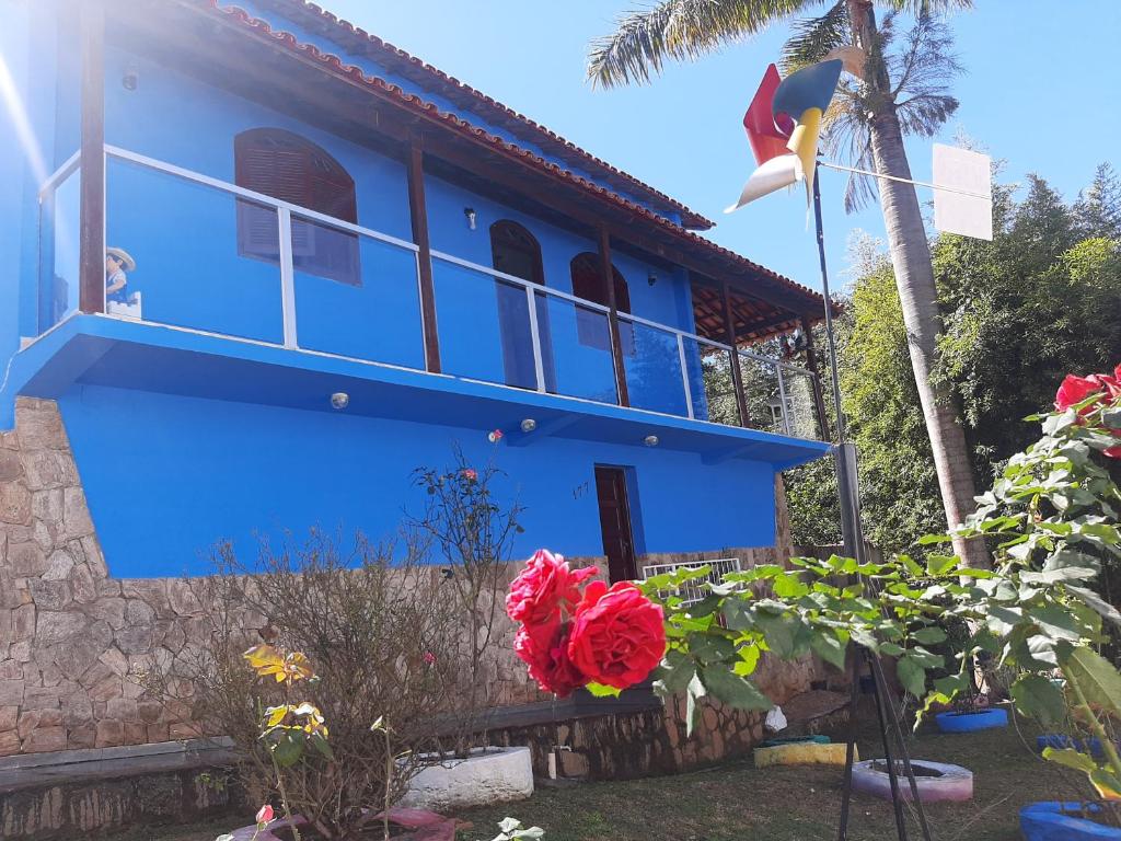 圣若昂-德雷Casa da Tuca的前面有鲜花的蓝色房子