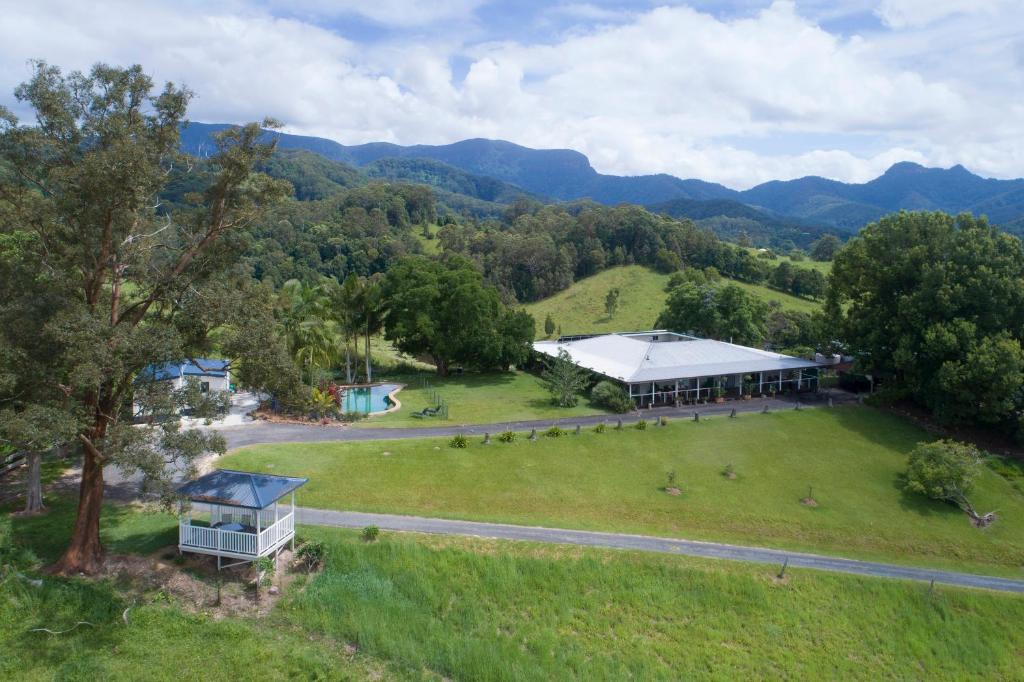 Crystal Creek希尔克雷斯特山景度假住宿加早餐旅馆的享有农场空中景色,在山丘上建有一座建筑