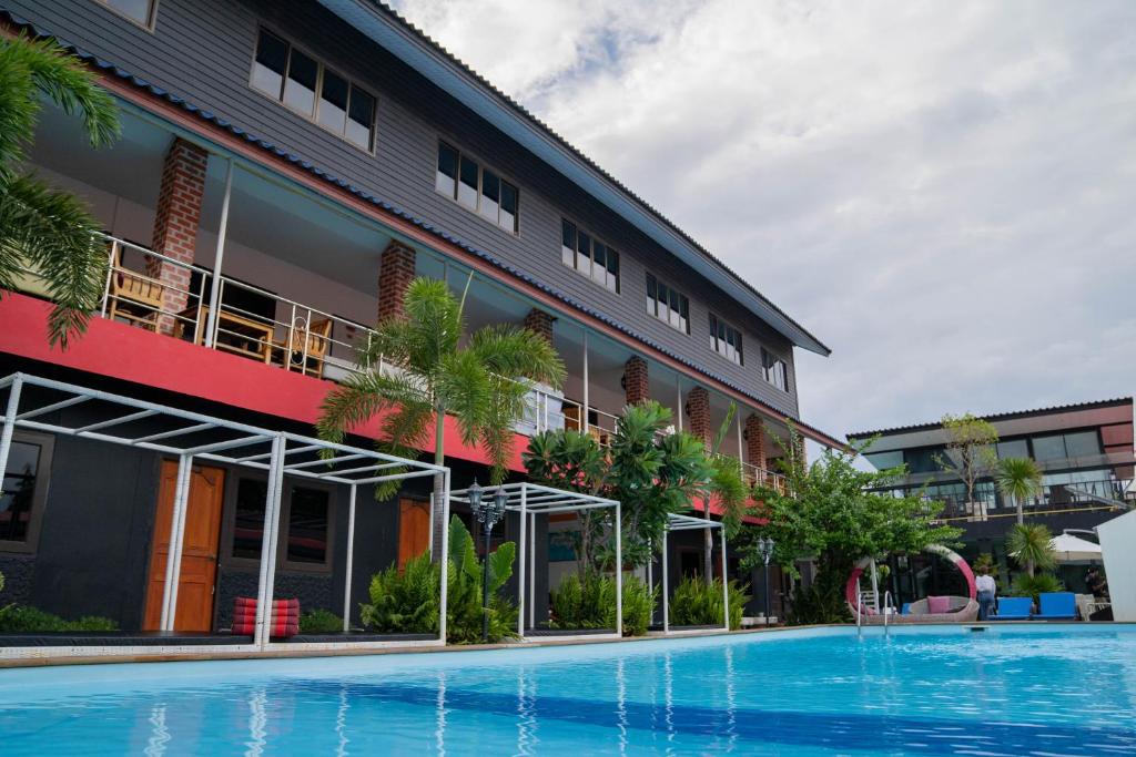 大城P.U.度假酒店的大楼前设有游泳池的酒店