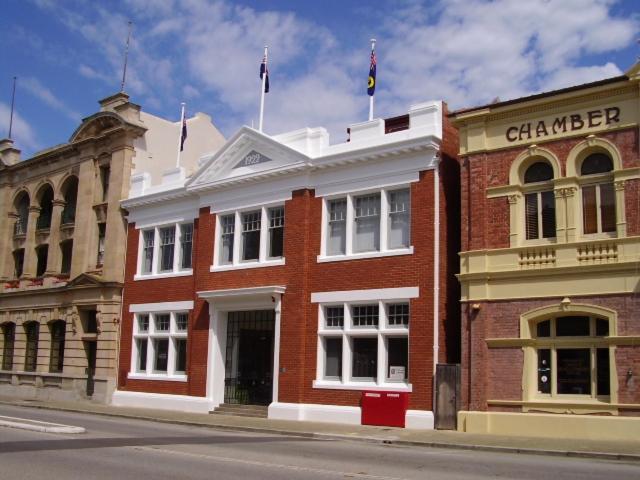 弗里曼特Fremantle Harbourside Luxury Apartments的城市街道上的红砖建筑