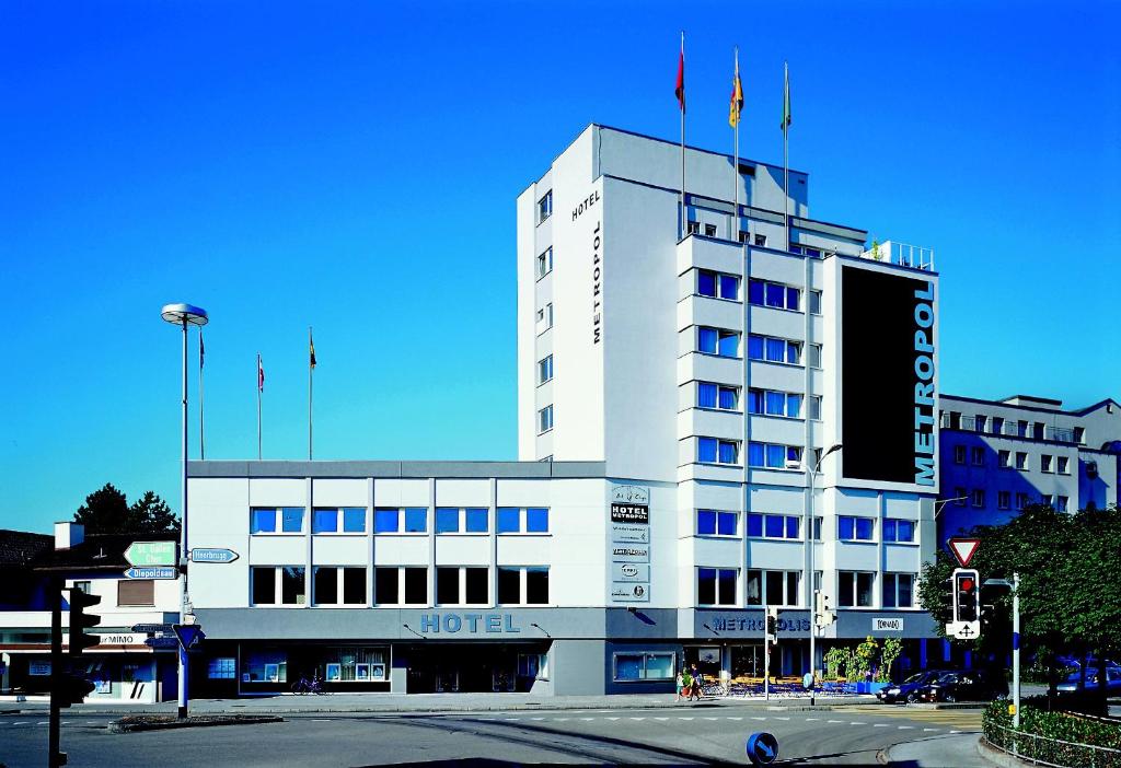 维德瑙Hotel Metropol的上面有旗帜的白色建筑