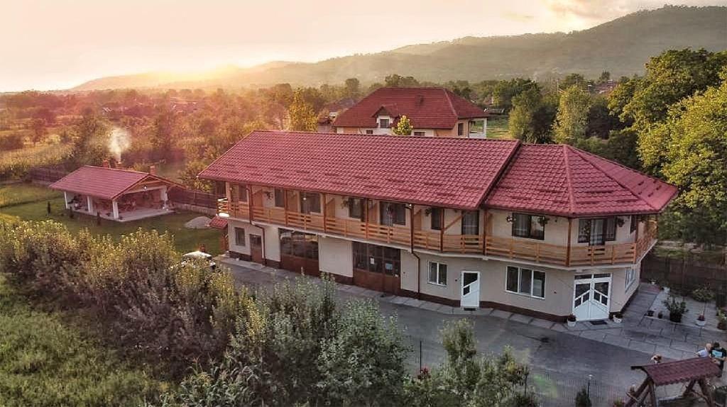 波洛夫拉吉Angela的享有红色屋顶房屋的空中景致