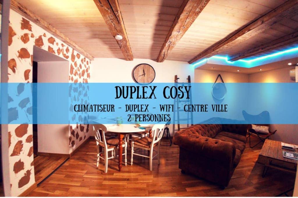 多勒DUPLEX COSY Superdole - Classé 3 étoiles的配有桌椅和沙发的房间