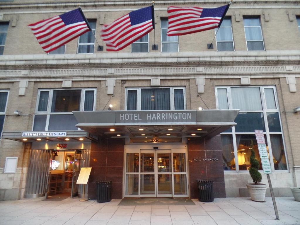 华盛顿哈灵顿酒店的上面有美国国旗的建筑
