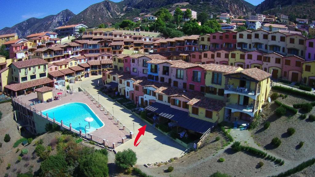 内比达Villetta bordo piscina vista mare Wi-Fi Gratis的享有带游泳池的度假村的空中景致