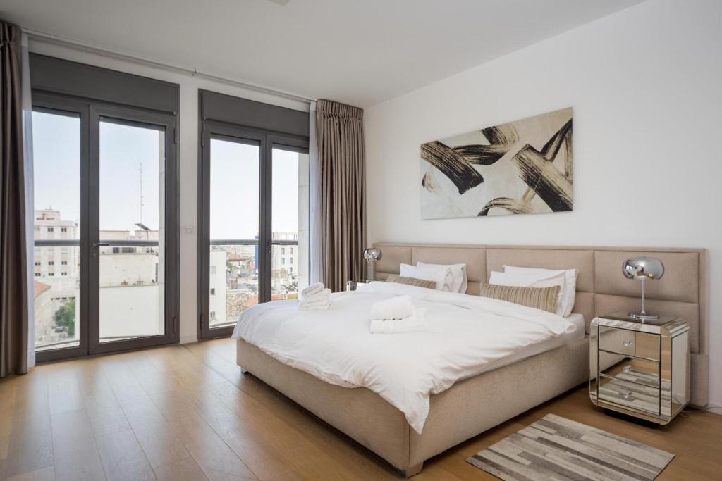 耶路撒冷Rav Kook Luxury Complex - 4BDR的白色卧室设有大床和大窗户