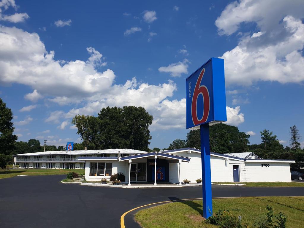 斯克内克塔迪Motel 6-Schenectady, NY的前面有标志的建筑