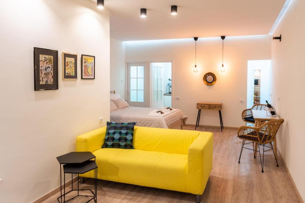 贝尔格莱德happy house的卧室的房间里设有一张黄色的沙发