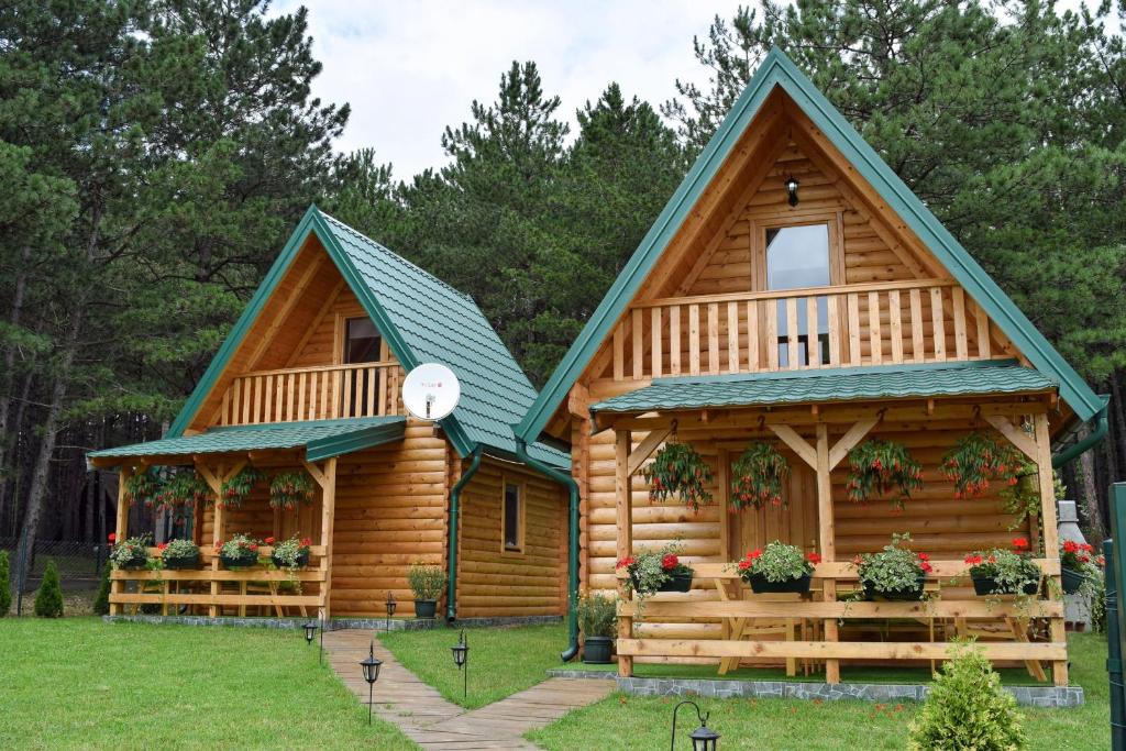 VinciBrvnare Spasić的小木屋,设有绿色屋顶
