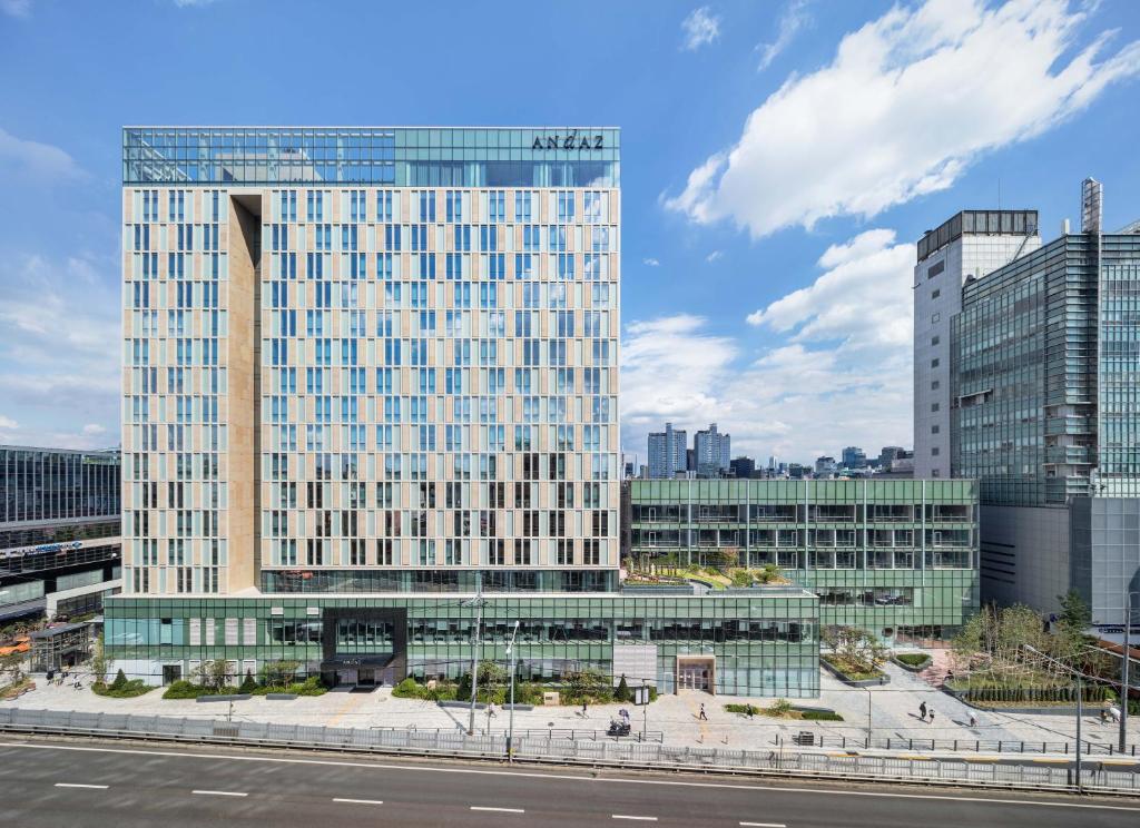 首尔Andaz Seoul Gangnam的城市高楼的景色