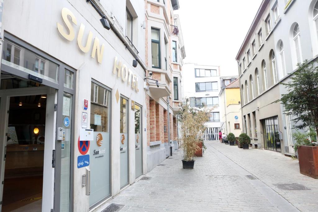 布鲁塞尔太阳酒店的一条街道,在建筑物的一侧有一间阳光屋