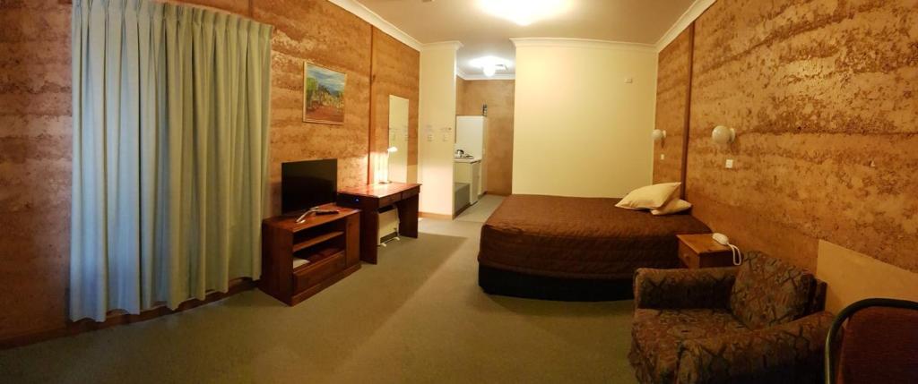 库伯佩迪土屋汽车旅馆的酒店客房,配有床和电视