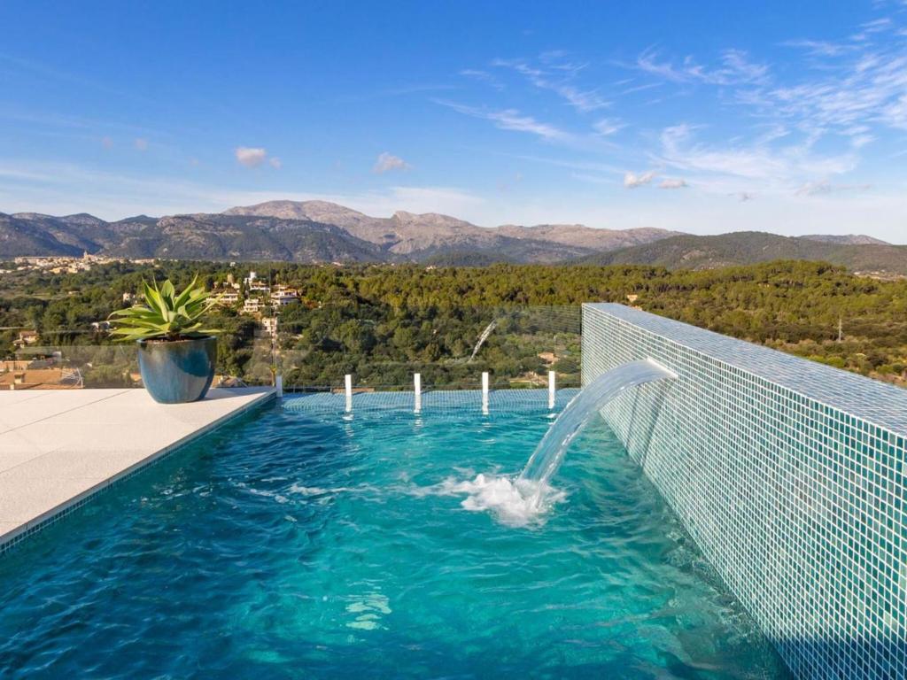 布格Belvilla by OYO Mont Blau的一个带喷泉的游泳池