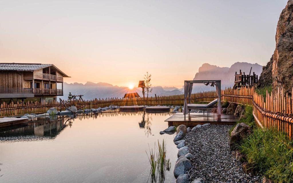 阿尔卑斯休斯山金诺普酒店的享有湖景和日落美景