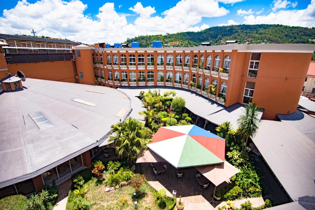菲亚纳兰楚阿Zomatel Hotel的享有带伞的建筑的顶部景色