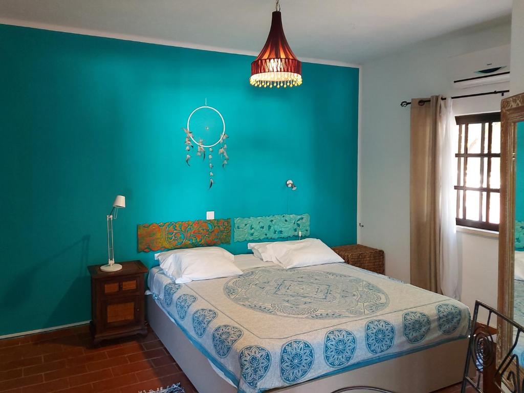 阿尔布费拉CASA 19的一间卧室配有一张蓝色墙壁的床