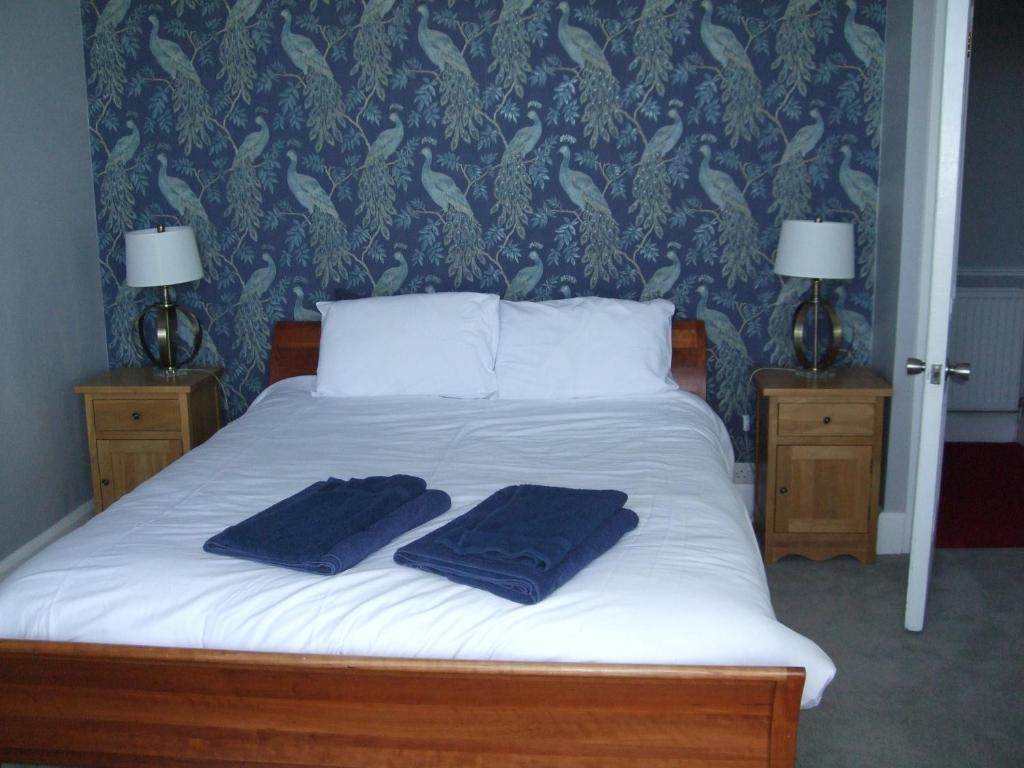 巴茅思Bluebells guest house的一间卧室配有一张床,上面有两条毛巾