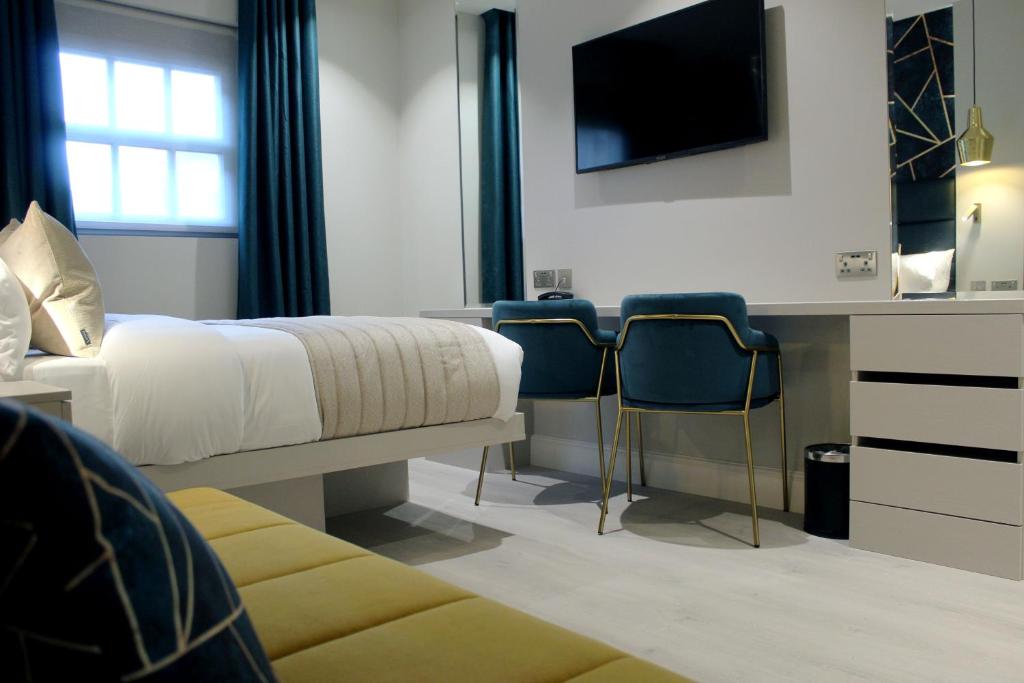 伦敦NOX Waterloo的一间卧室配有一张床和一张带椅子的桌子