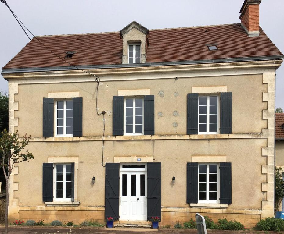 Saint-Martial-dʼAlbarèdeAncien Relais de Poste The Old Post Office的一座带黑色百叶窗和白色门的老房子